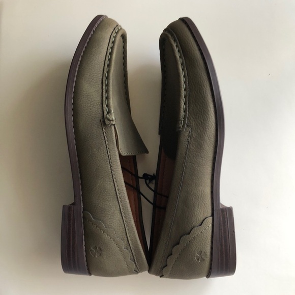 Lucky Brand Women’s Olive Green Slip On Loafers size 5.5 New - Picture 3 of 7